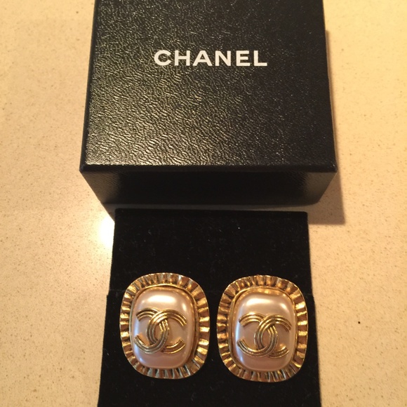CHANEL Vintage Clip-On Earrings - Picture 13 of 14
